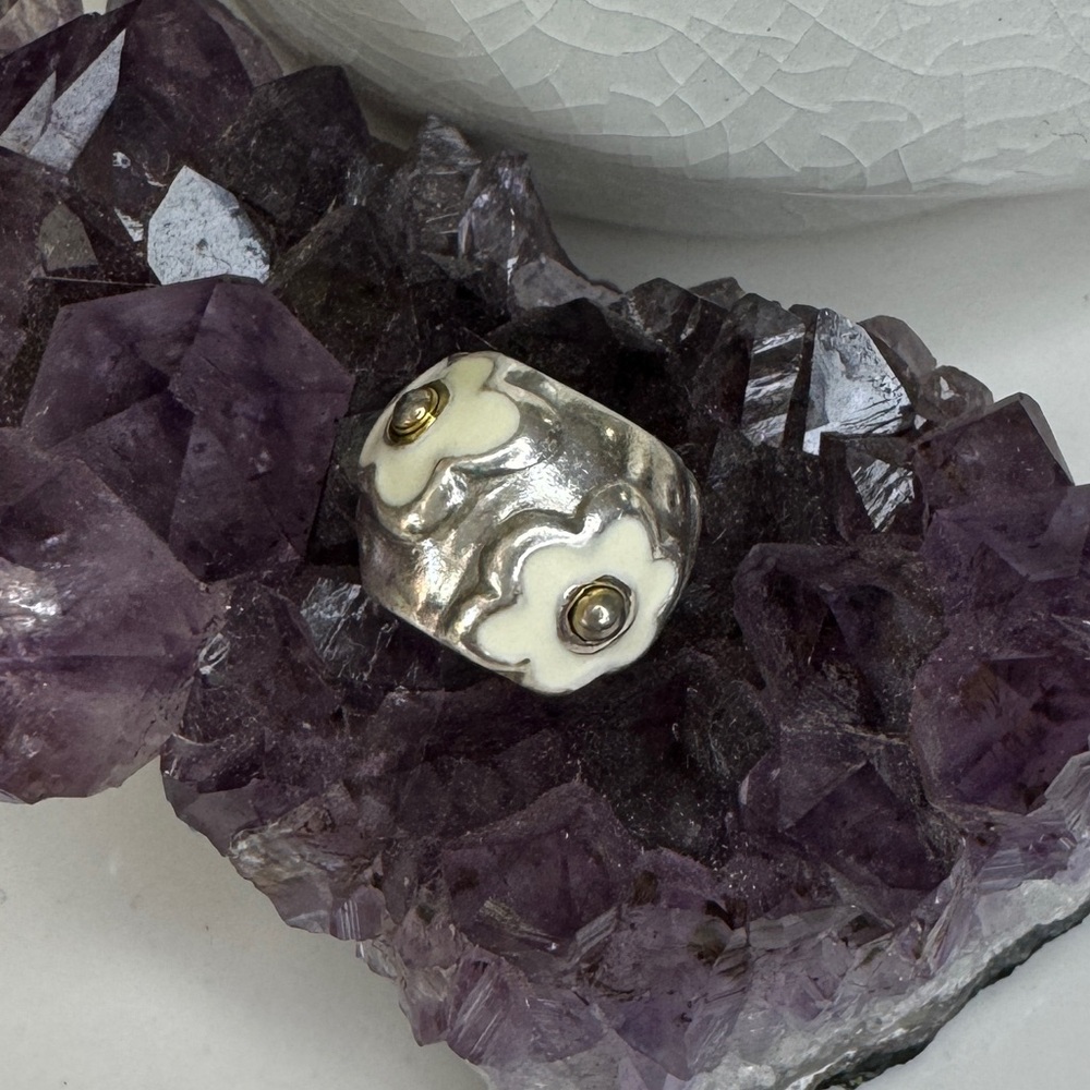 Brighton silver beaded with white flowers